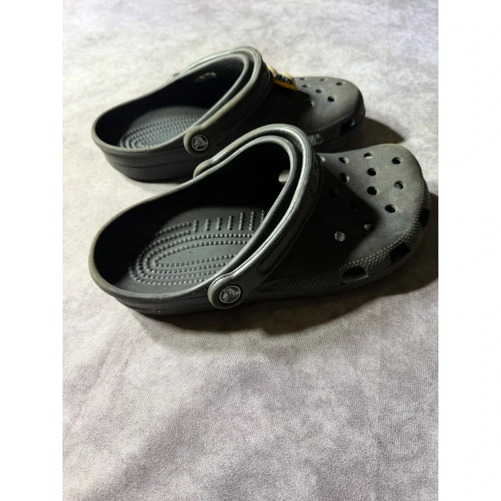 Crocs Classic Clog Charcoal Grey Slip On Shoes with Fish Charm Mens 6 Womens 8